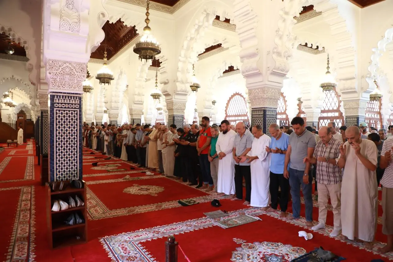مصلون توافدوا بكثافة على مساجد المملكة لأداء صلاة الغائب على أرواح ضحايا “زلزال الحوز”