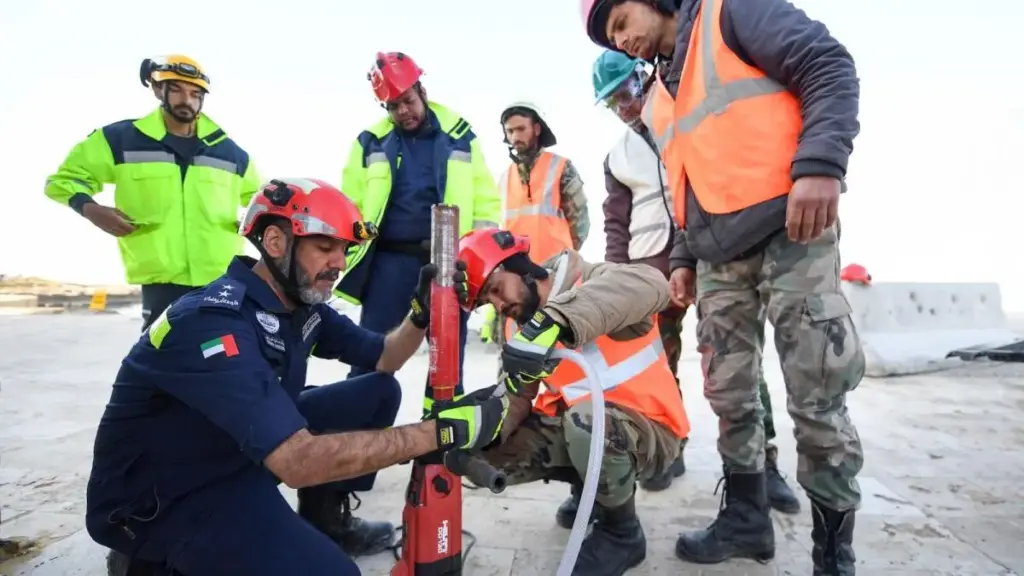 فرق الإنقاذ الإماراتية تبدأ التوافد على المغرب