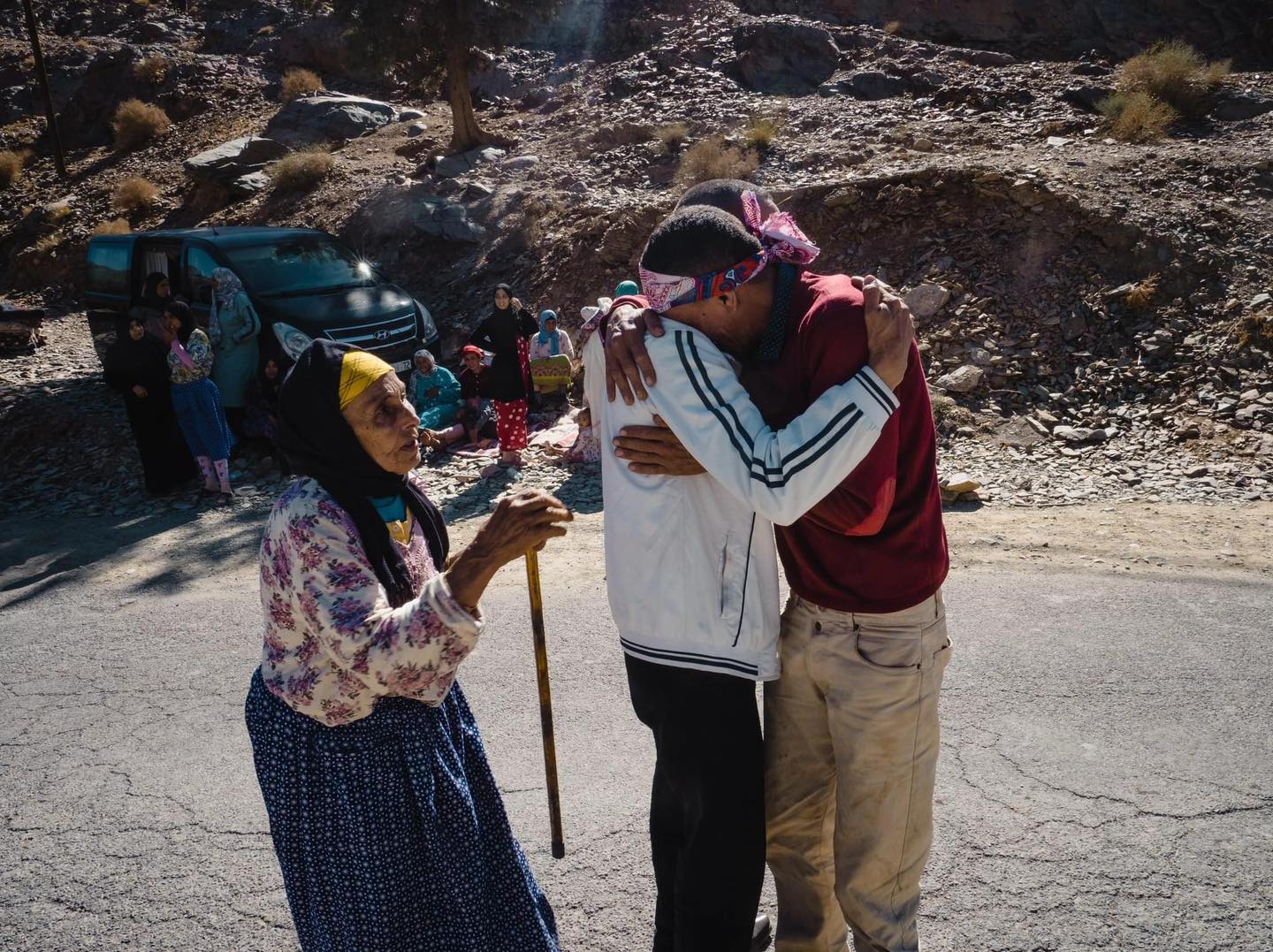 ضمنهم حبيركو وعاطف.. فنانون مغاربة يخففون وطأة “الزلزال” عن الأسر المتضررة بالجبال