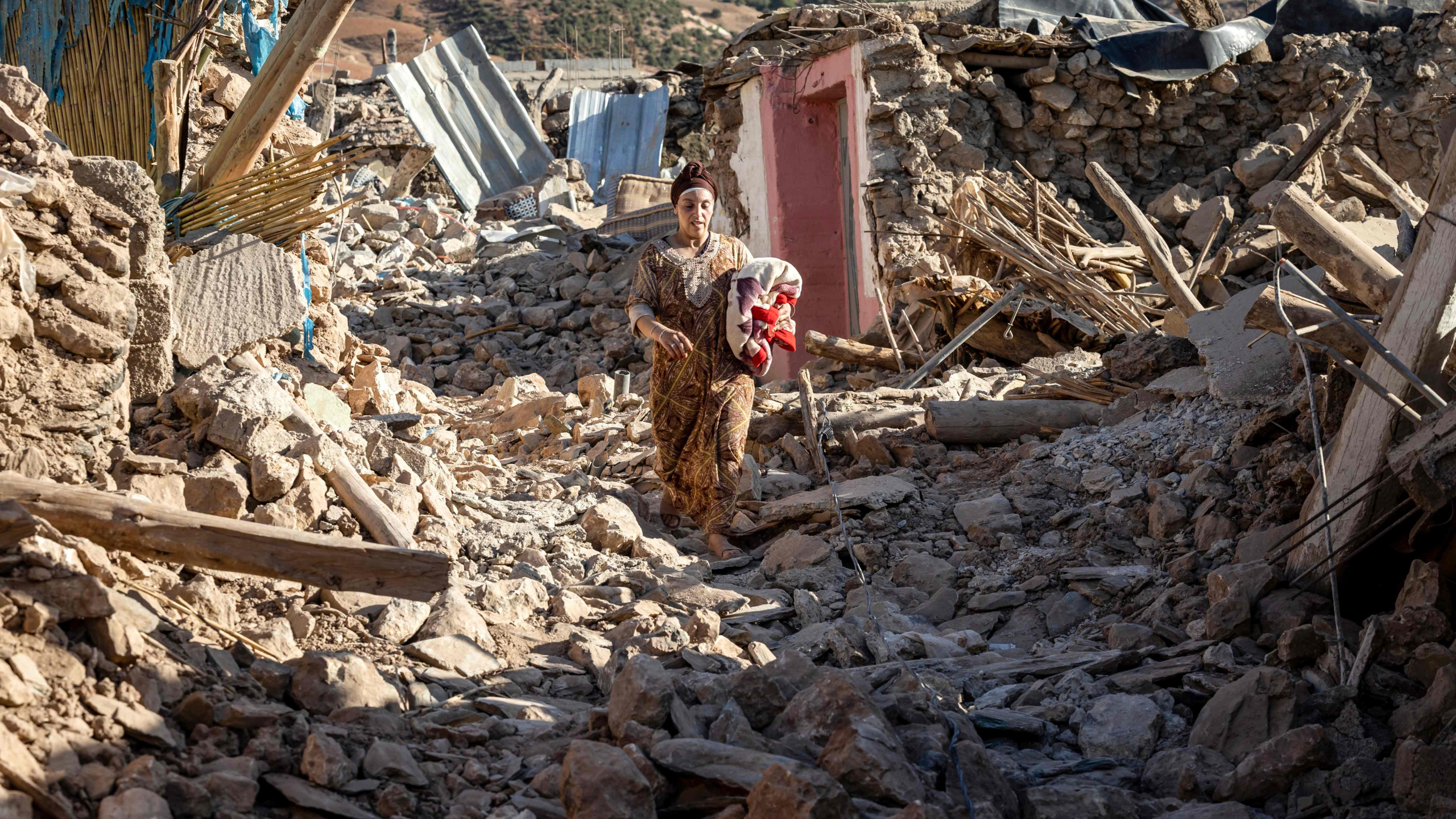 “زلزال الحوز”.. ضعف تنسيق الجمعيات والسلطات يخلق عدم توازن في توزيع المساعدات