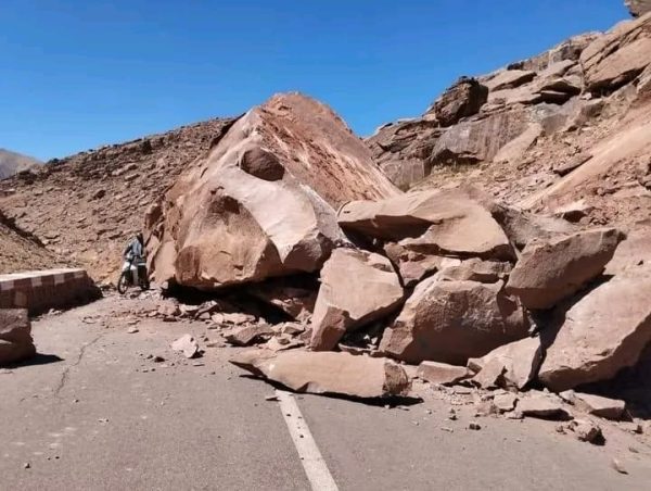 السلطات تنفي تسجيل إصابات بسبب سقوط صخور كبيرة بإغيل