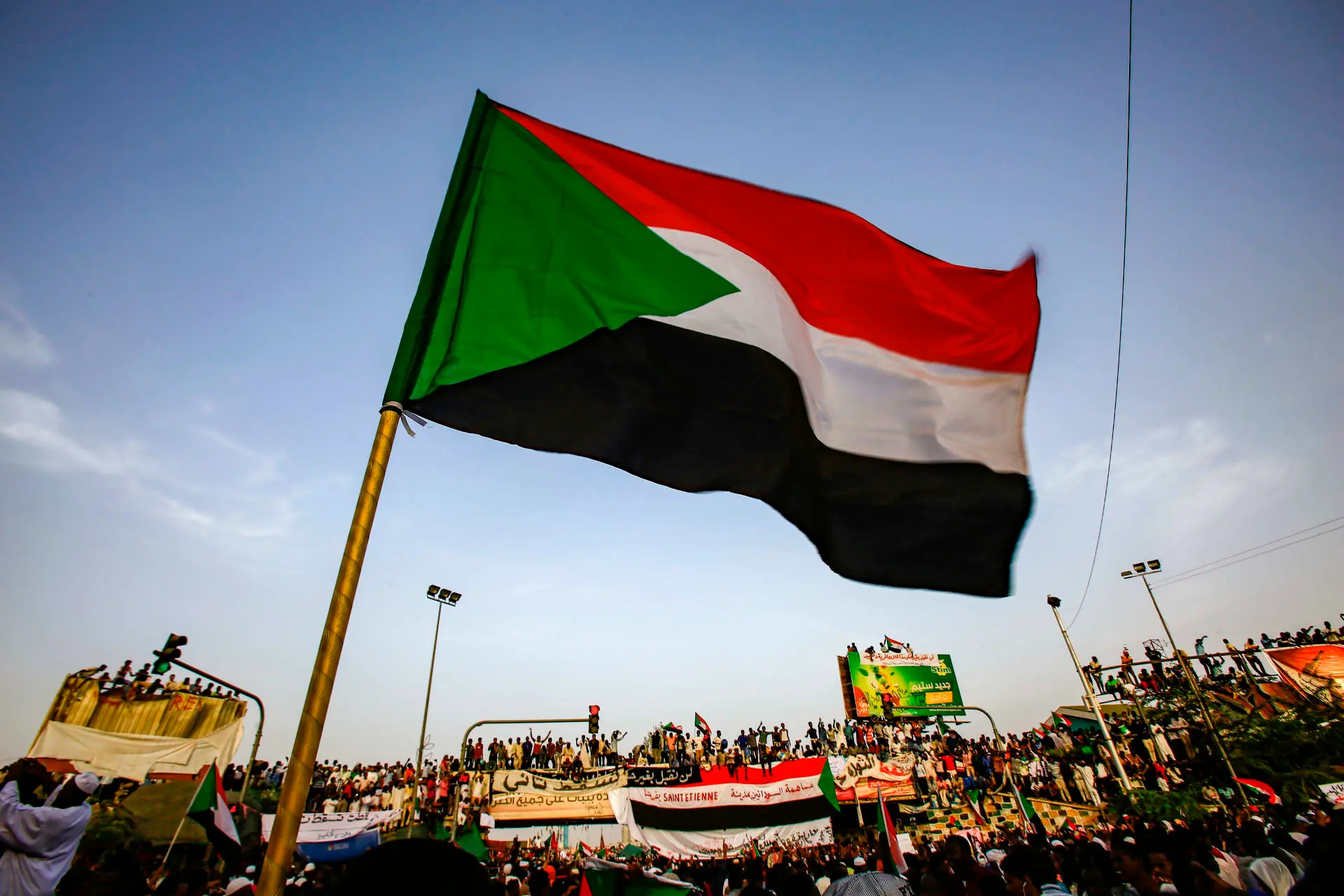 استهداف ناطحة السحاب في السودان يثير الجدل