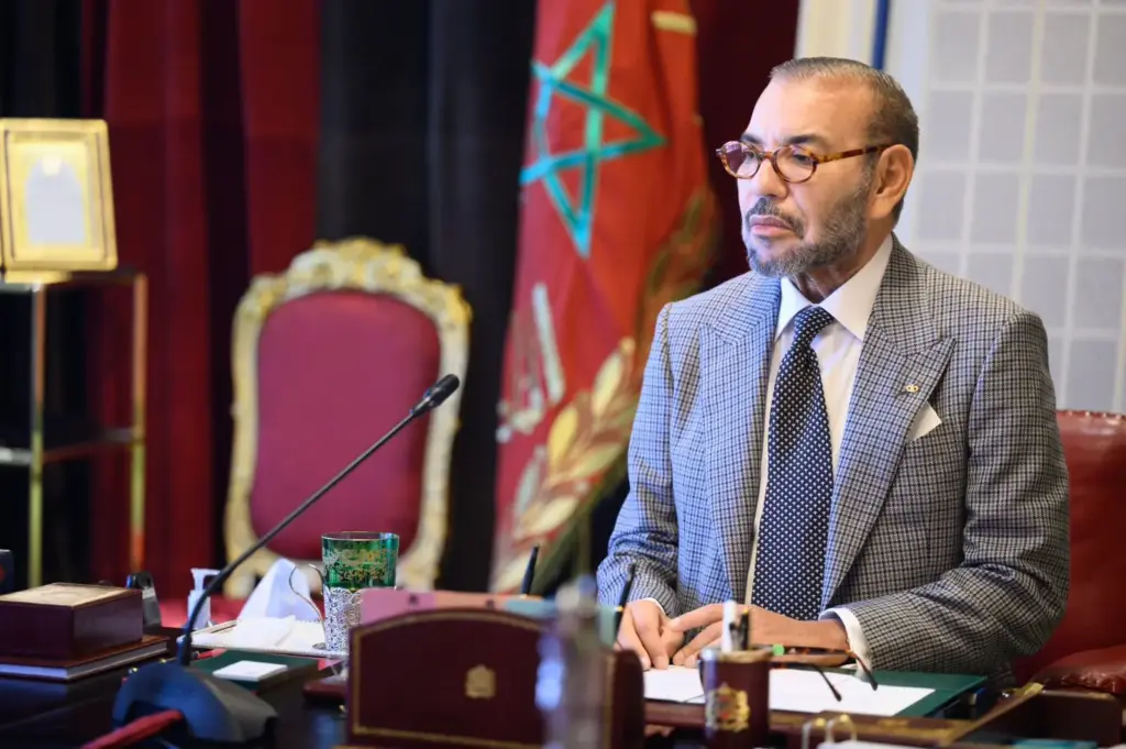الملك يستحضر خصال الوطنية الصادقة لبنزاكور