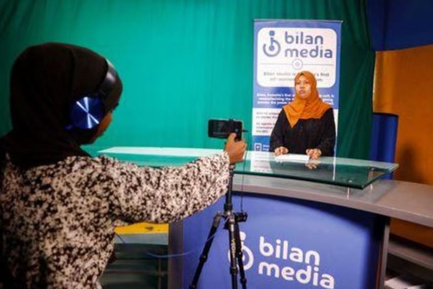 أول غرفة أخبار بصحفيات نساء فقط في الصومال تسلط الضوء على المحظور