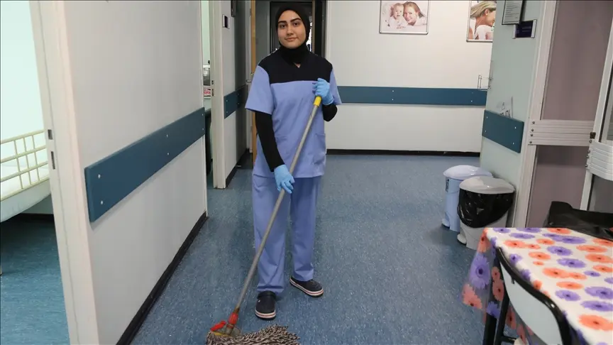 هنأها وزراء ومسؤولون.. حكاية عاملة نظافة تدرس الطب في نفس الجامعة