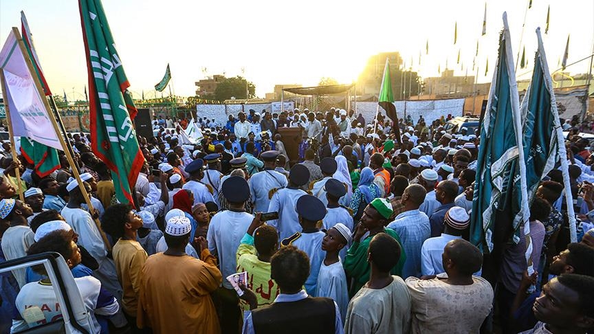 رغم الحرب.. سودانيون يتشبثون بـ”زفة المولد النبوي”