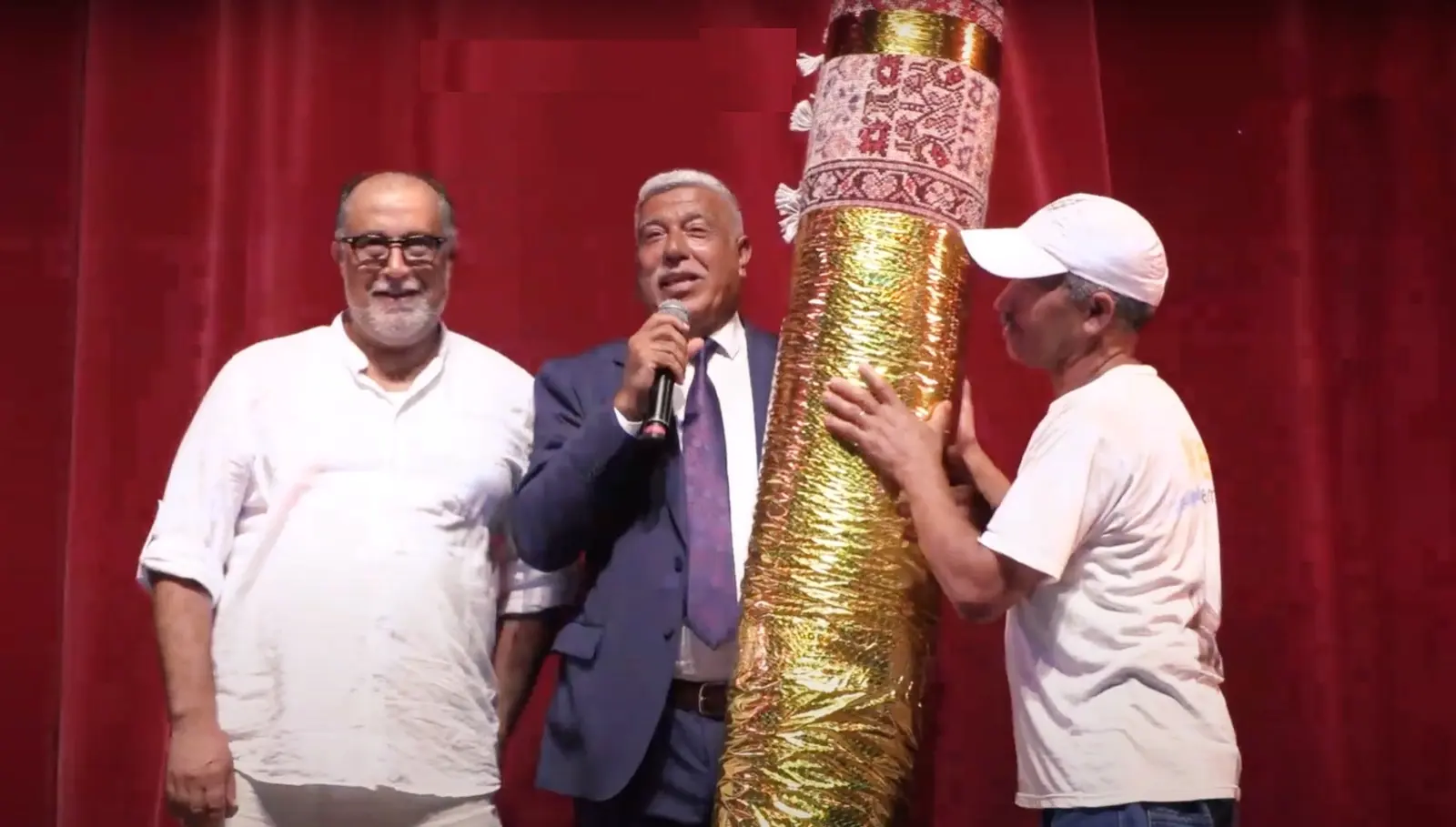 إهداء الفنانين الزرابي واللوحات يثير الاستياء ومطالب بتكريم حقيقي يعكس المسار الفني