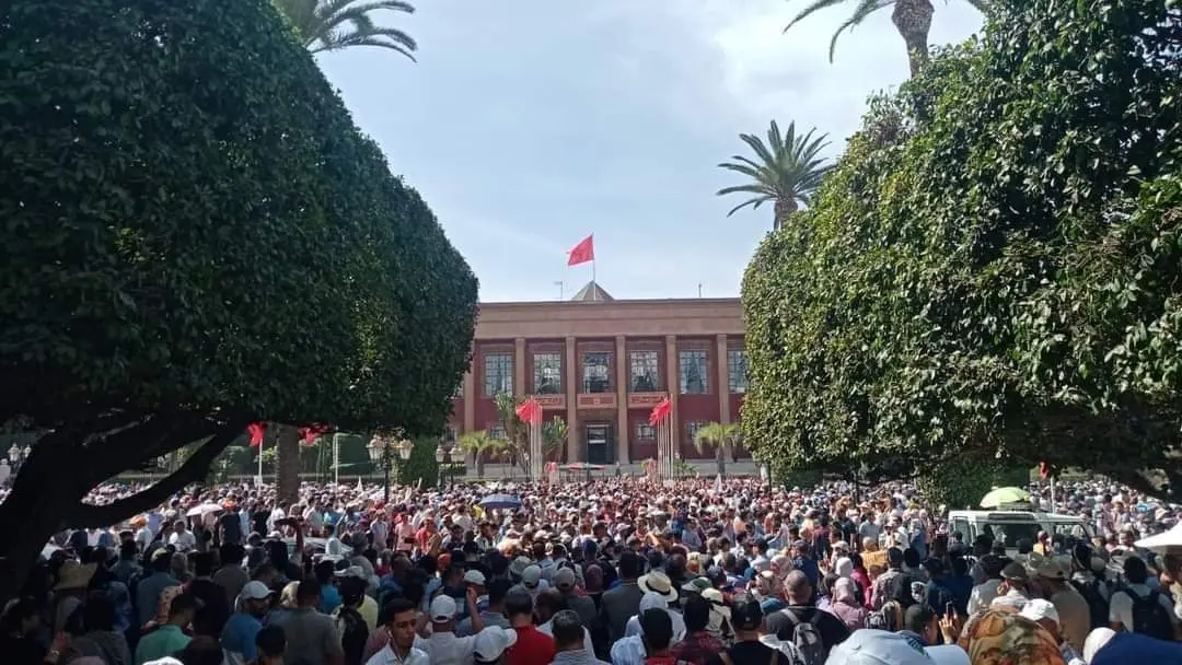 في يومهم العالمي.. أساتذة يحتجون بالرباط ضد “حكرة” النظام الأساسي والأمن يتدخل لتفريقهم