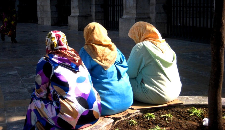 العنوسة “تَفْتَرِسُ” نساء المغرب وتقرير رسمي يكشف تراجع زواج القاصرات بالمملكة