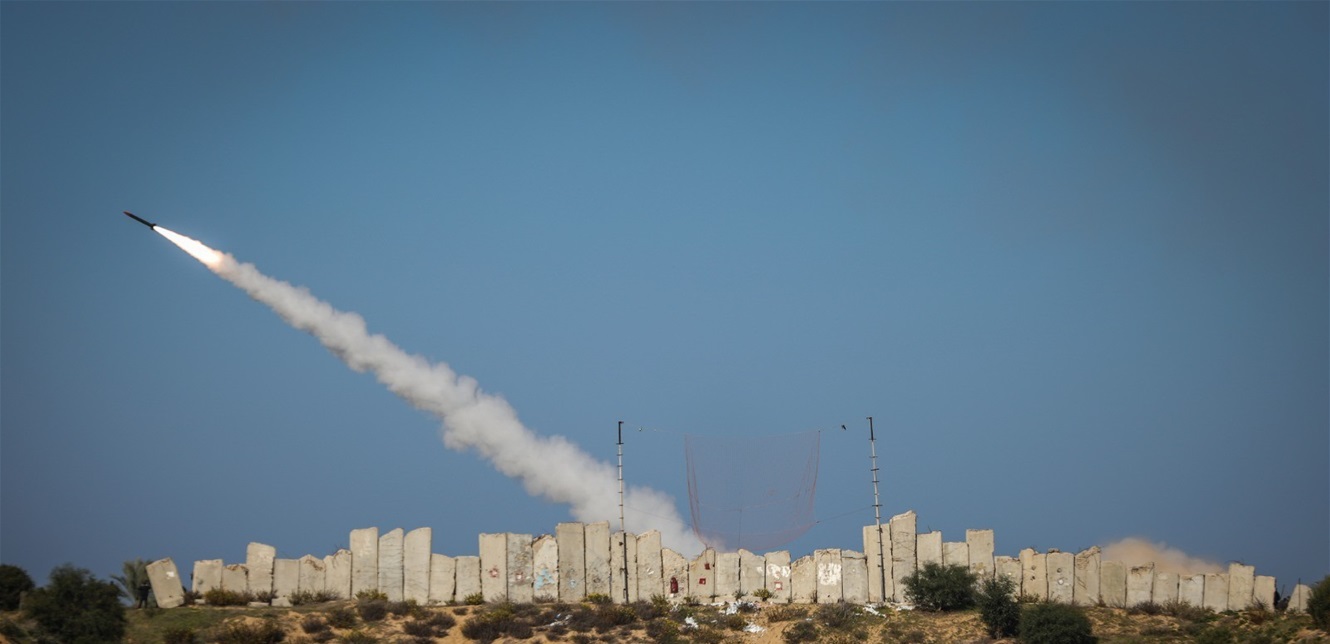 حماس تطلق صواريخ على تل أبيب ردا على استهداف “المدنيين”
