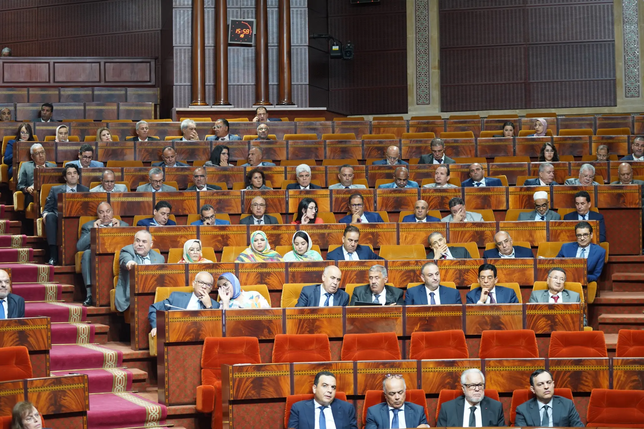 الدخول البرلماني.. الأغلبية تتسلّح بالتفاؤل لمواجهة الأزمة والمعارضة تشكّك في قدرة الحكومة