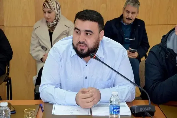 مستشار جماعي يشتكي عشوائية تدبير حظيرة السيارات بالحسيمة