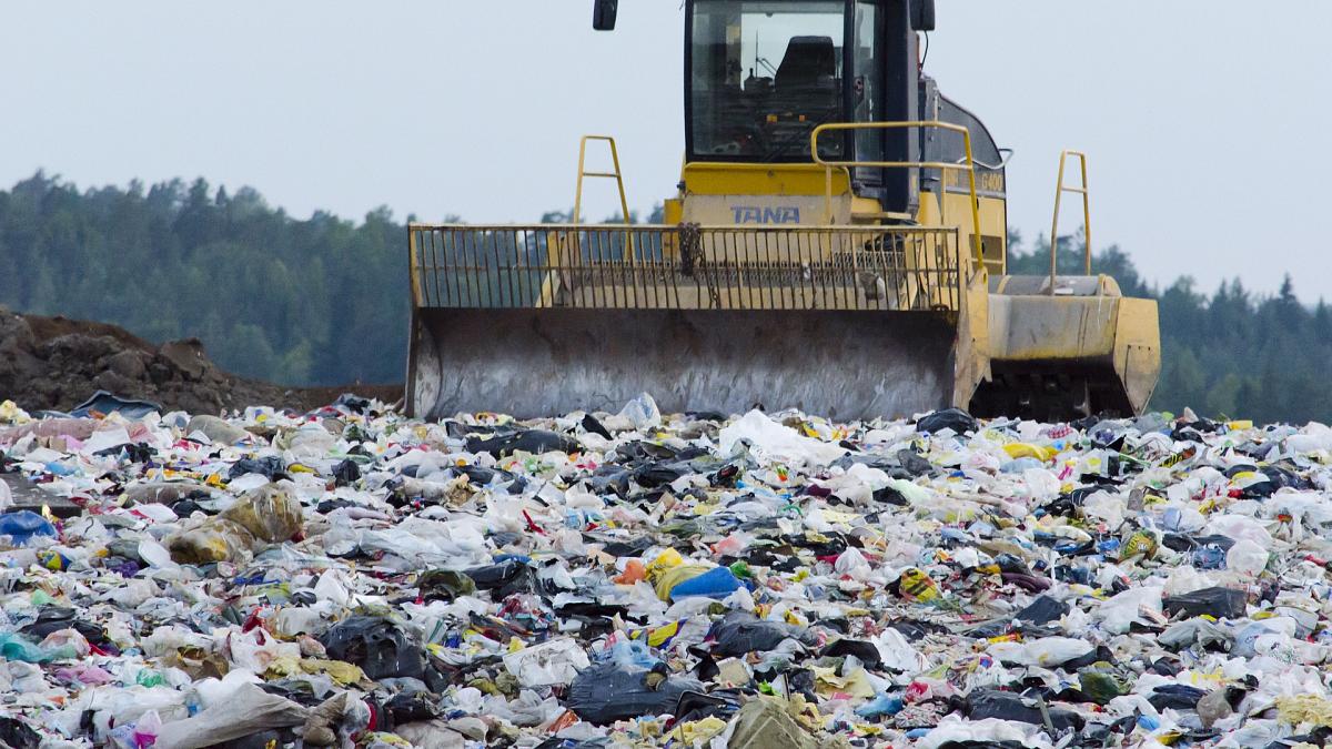 الحكومة تتصدى لـ”عشوائية” استغلال النفايات وغرامات مالية ثقيلة تنتظر المخالفين