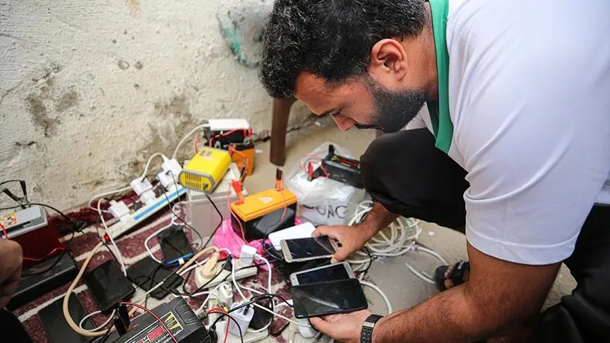 في ظل الحصار المستمر.. كيف يحصل الغزيون على كهرباء لشحن هواتفهم النقالة؟