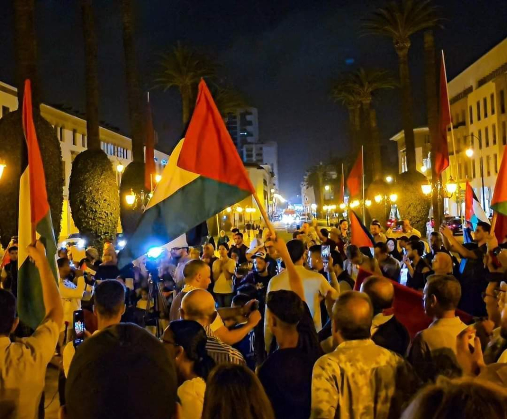 بالرباط والبيضاء وطنجة.. مغاربة ينددون باستهداف إسرائيل مستشفى بغزة ويطالبون بإغلاق مكتب الاتصال