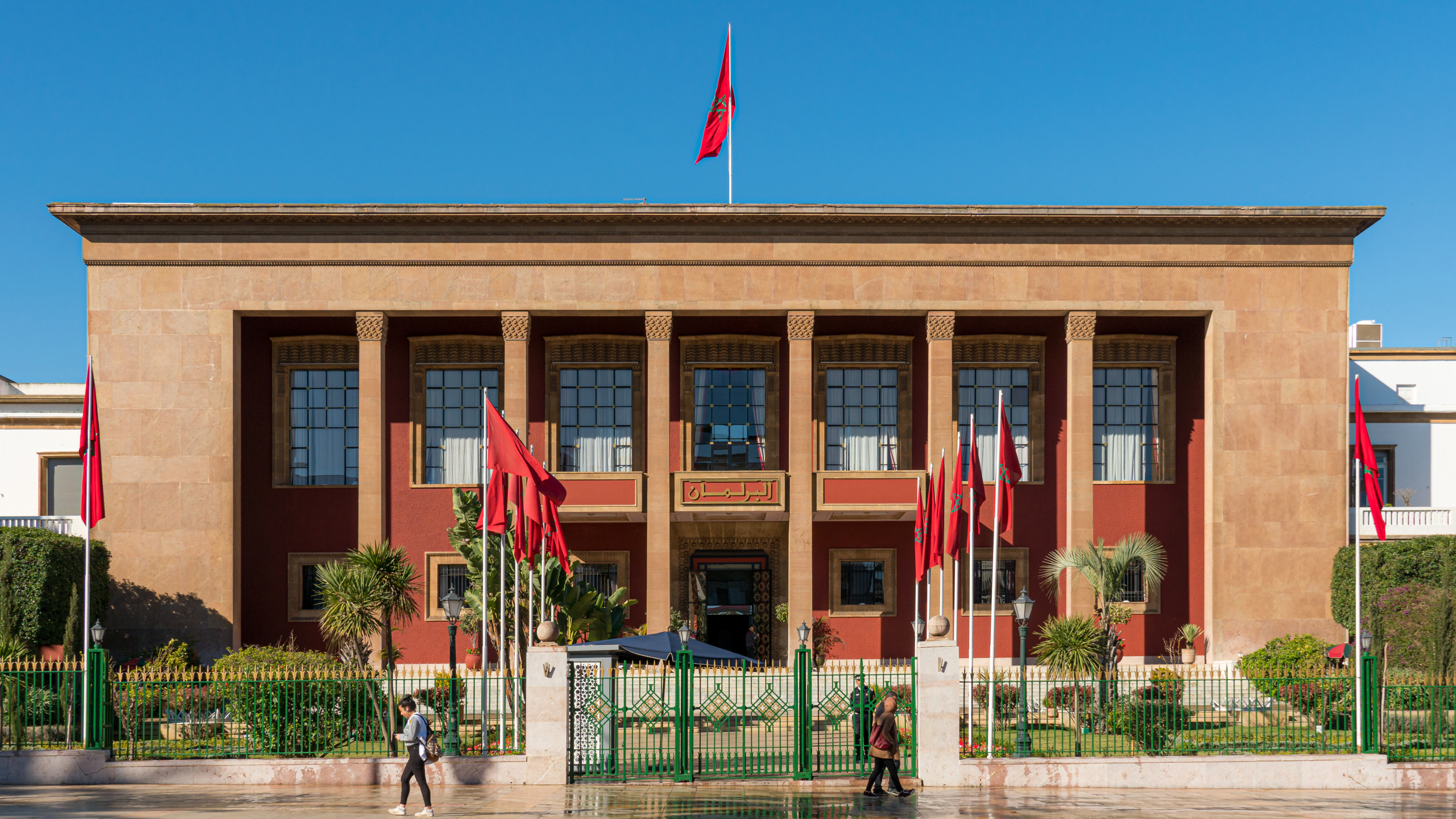 البرلمان المغربي يقدم معدات معلومياتية للجمعية الوطنية الأنغولية
