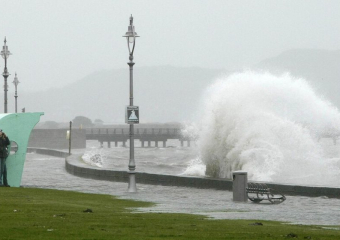 عاصفة تقتل أربعة أشخاص وتثير الرعب في انجلترا