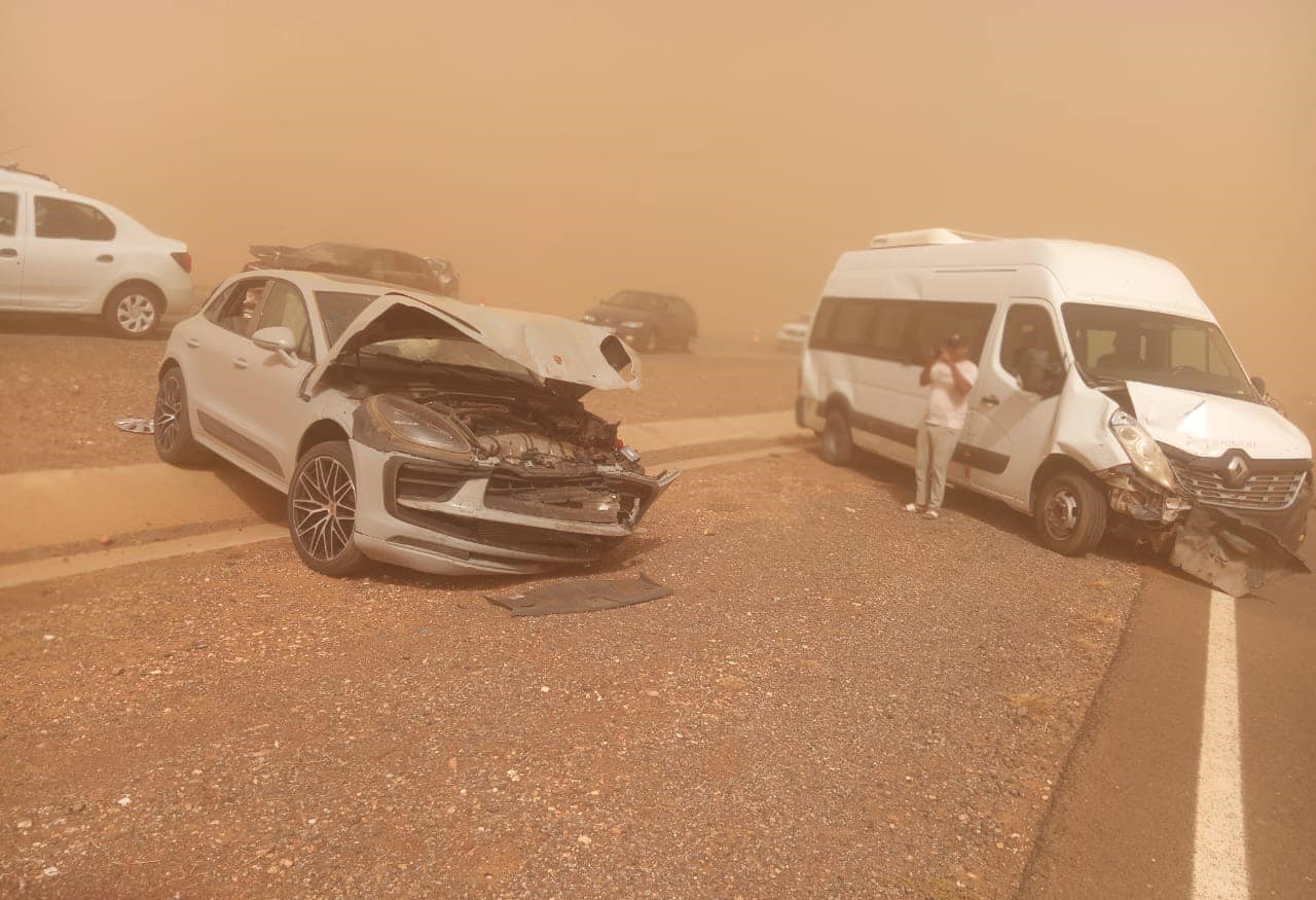 الطرق السيار تخلف موعدها وتترك المسافرين في مواجهة “عواصف الغبار” دون تحذير