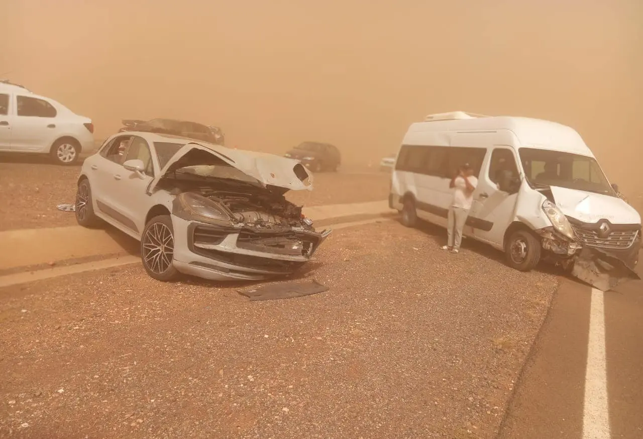 الطرق السيار تخلف موعدها وتترك المسافرين في مواجهة “عواصف الغبار” دون تحذير