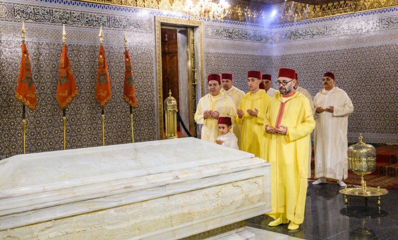 الملك يترأس الحفل الديني لإحياء ذكرى وفاة والده بضريح محمد الخامس بالرباط