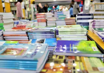 الكتبيون يحذرون من إقصائهم من توزيع كتب “مدارس الريادة”