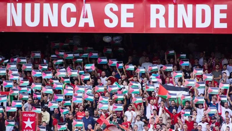 ملاعب كرة القدم تكسر قيود التحيز الأوروبي وتعبر عن دعمها لفزة بشعارات “فلسطين حرة”