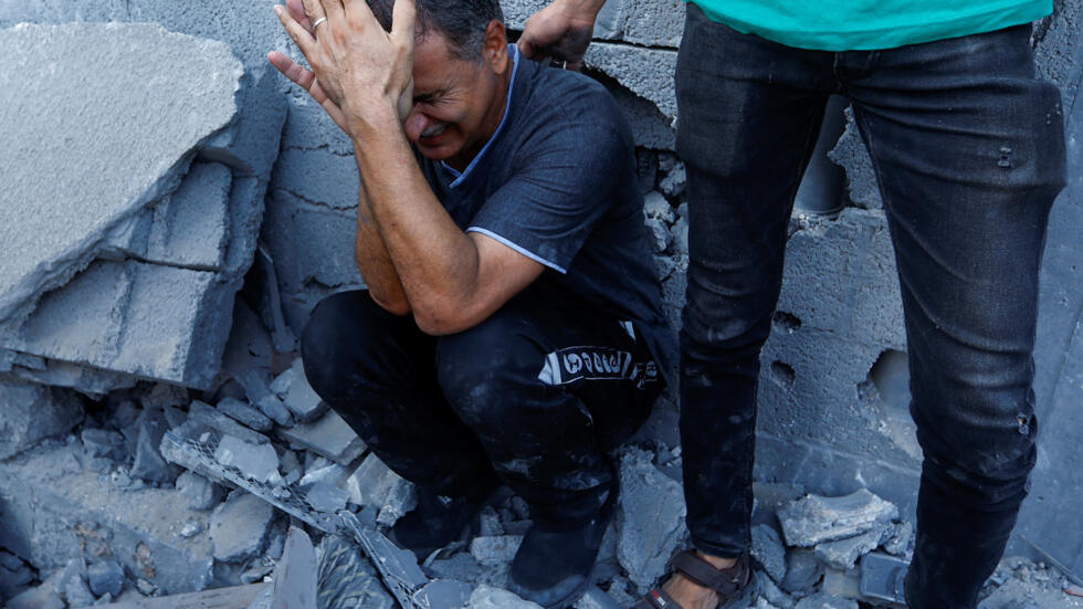 إسرائيل تواصل قصفها الجوي والبحري على غزة وسط تحذيرات ومخاوف من “فظائع”
