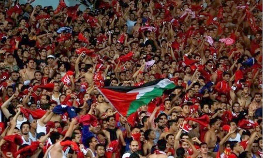 أمن البيضاء ينفي منع مشجعة من دخول الملعب بسبب علم فلسطين