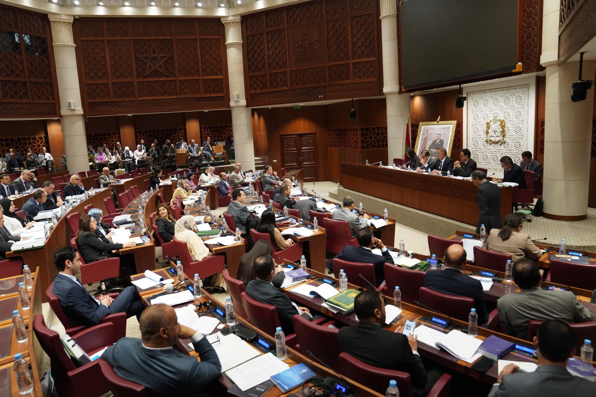 البرلمان يتعقّب مداخيل “المؤثرين” ويطالب بتضييق الخناق ضد المحتويات “الماجنة”