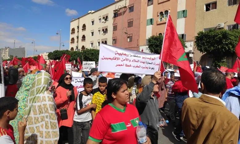 مسيرة حاشدة بالعيون تنديدا بـ الاعتداء الإرهابي الدنيء الذي استهدف المدنيين بالسمارة