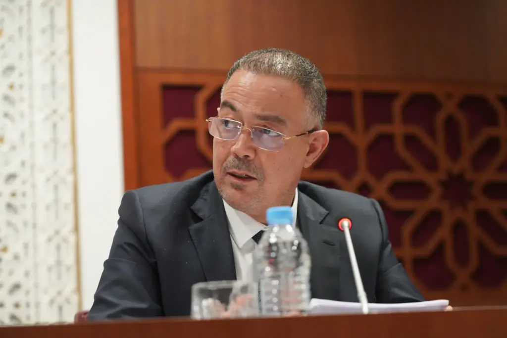 لقجع يدافع عن المشاريع الاستراتيجية ويؤكد عدم تناقضها مع البرامج الاجتماعية