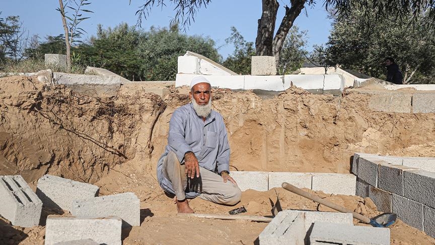 حفار قبور بغزة: لا أستطيع النوم لكثرة الأطفال الذين دفنتهم