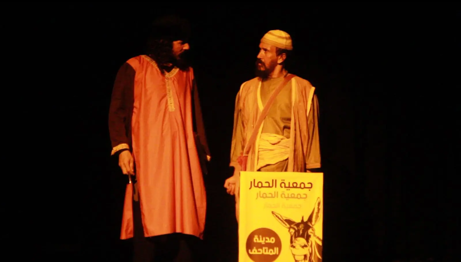 “الحر بالغمزة” تبعث رسائل مشفرة حول اتباع أصحاب النفوذ استراتيجية “الإلهاء” عبر قضية “ظل الحمار”