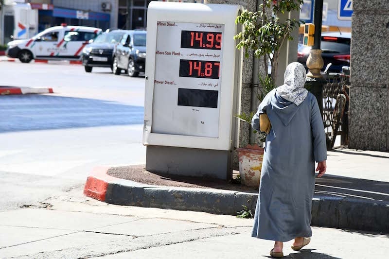 عدم انعكاس تراجع أسعار البترول على محطات الوقود في المغرب يثير الانتقادات