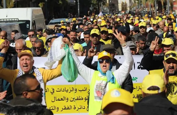 الكونفدرالية تحتج أمام مركز النداء ماجوريل بسبب طرد مندوب الأجراء