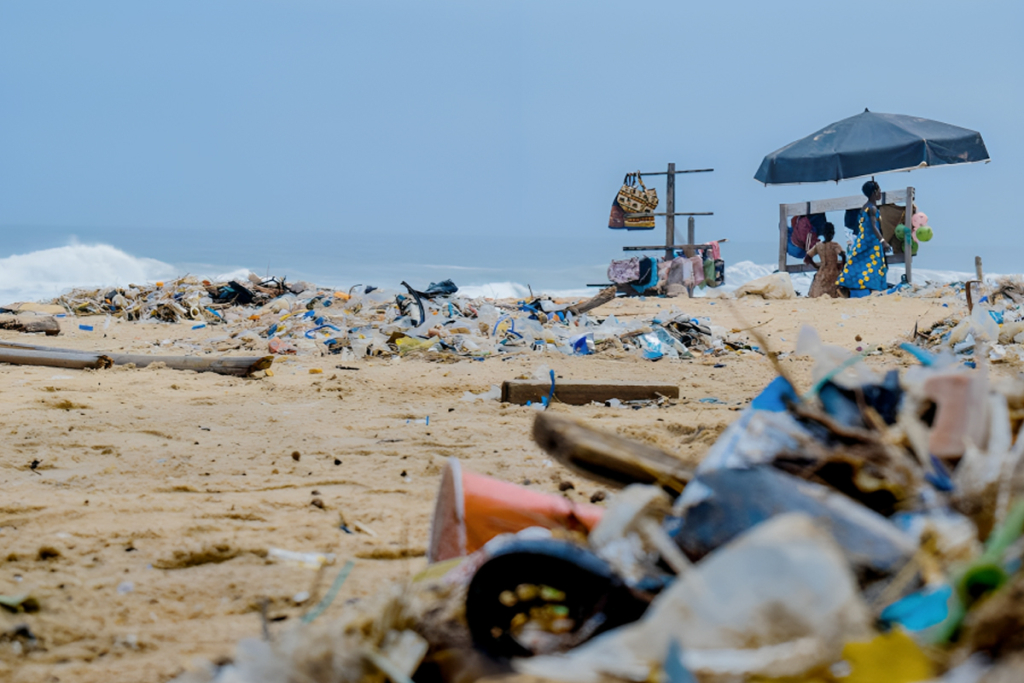 المغرب يدعو لمقاربة ملزمة لمكافحة التلوث البلاستيكي