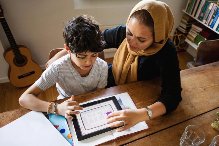تطور الذكاء الاصطناعي يرفع حدة صراعه مع التعليم.. هل يُلغي أحدهما الآخر؟
