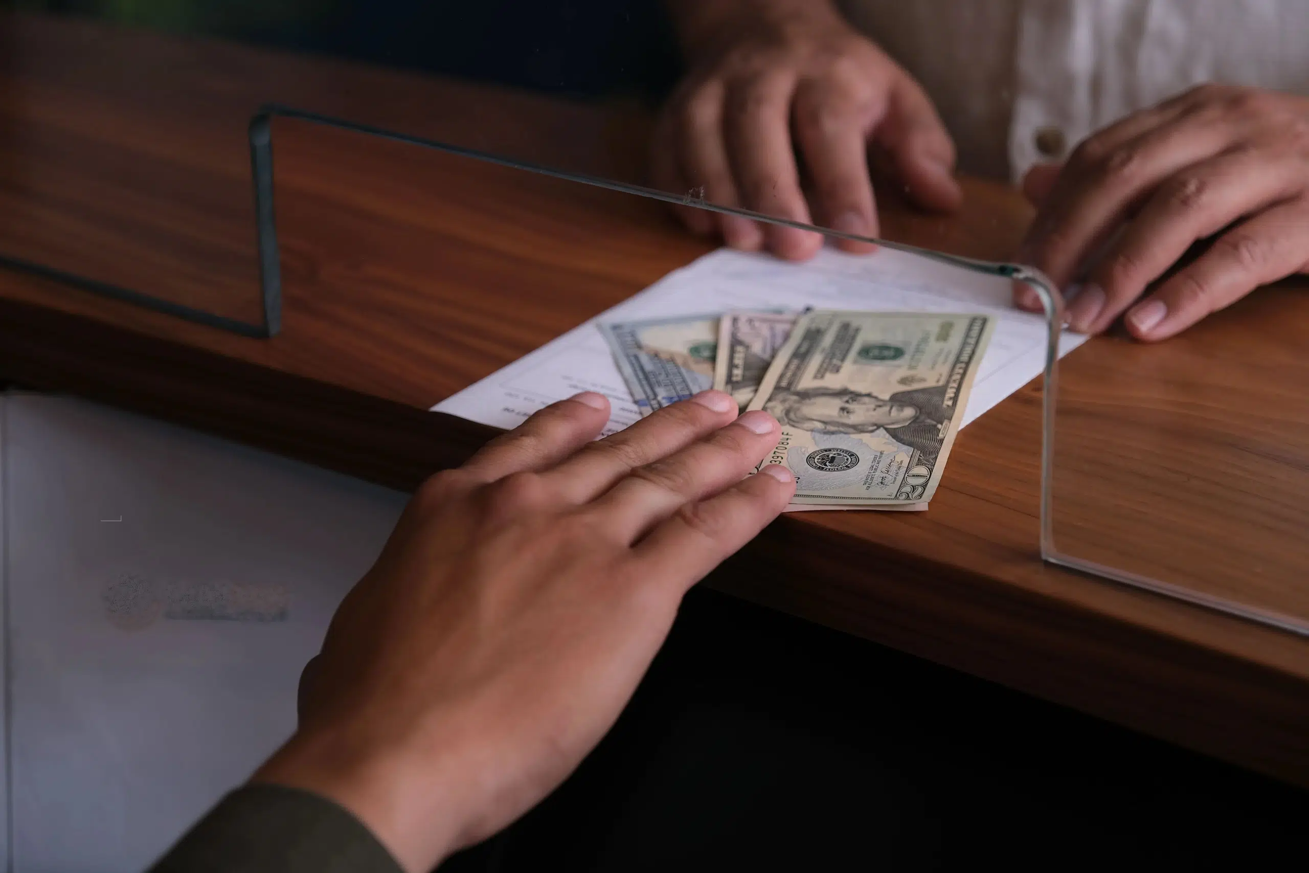 الدولار يتراجع إلى أدنى مستوى