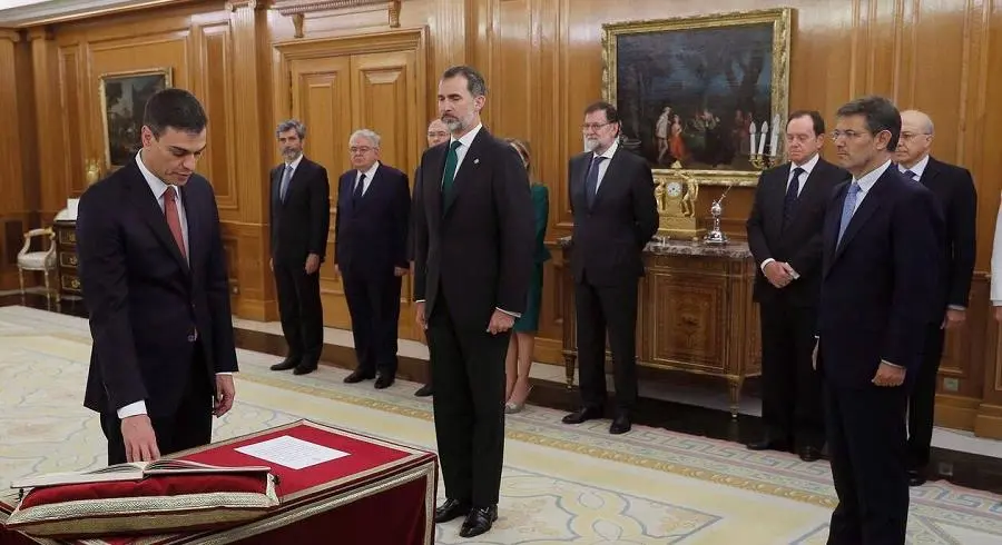 سانشيز يؤدي اليمين أمام العاهل الإسباني فيليبي السادس