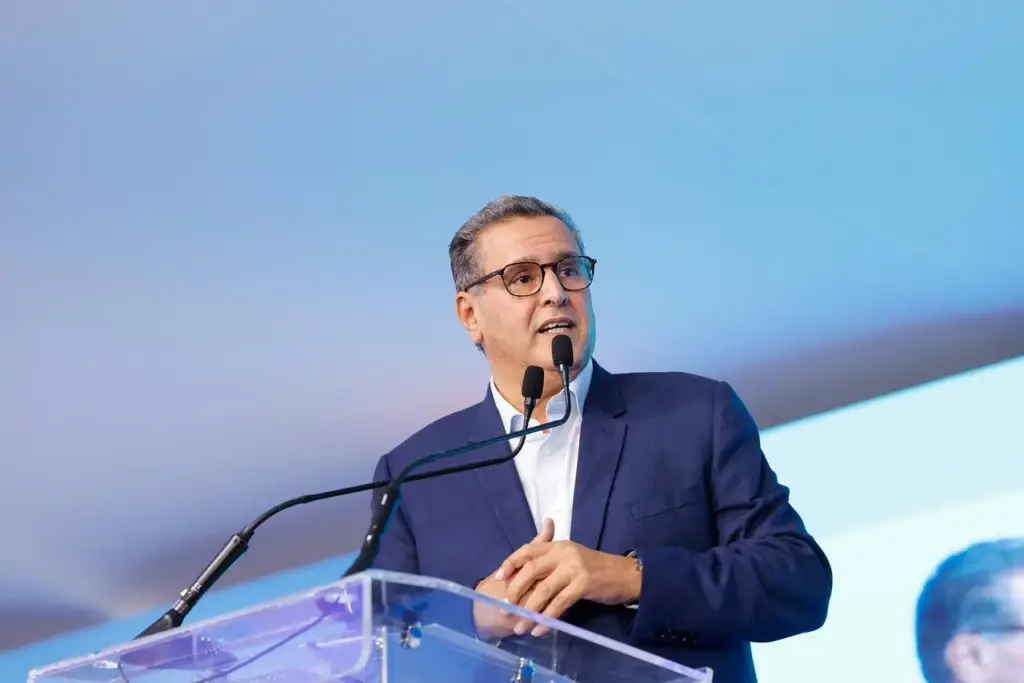 أخنوش يدعو برلمانيي “الحمامة” للافتخار بالحكومة