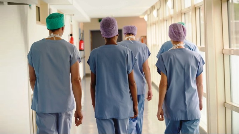 هجرة الأطباء تُكبد المغرب “خسائر فادحة” ونواب يطالبون بمخطط استعجالي للحد من النّزيف 