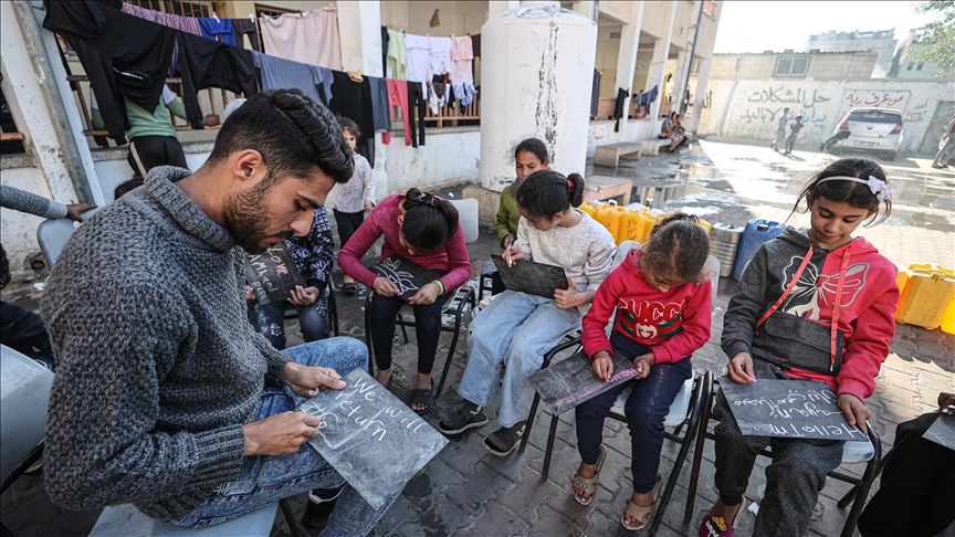 غزة.. معلم لم يتخلّ عن أطفال نازحين حرمتهم الحرب من الدراسة