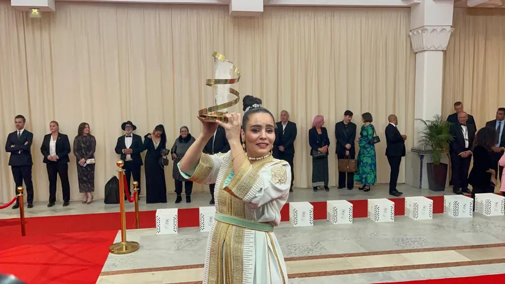 أسماء المدير: لم أتوقع نيل “النجمة الذهبية” بمهرجان مراكش وأهدي التتويج الأول للمغرب للملك