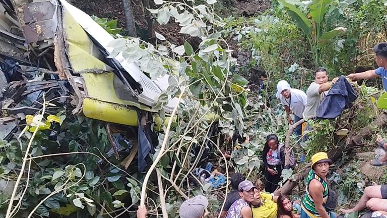 سقوط حافلة من أعلى جبل وسط الفلبين ينهي حياة 17 شخصا