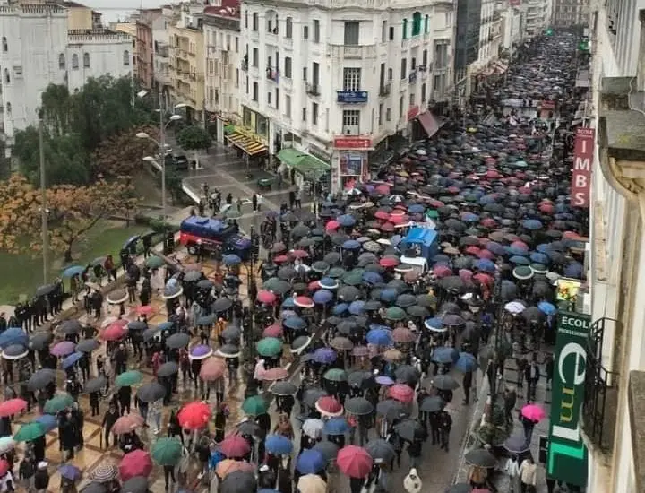 الأساتذة يحتجون رفضا لتغييب ممثليهم الحقيقيين عن الحوارات ومطالبة بإسقاط النظام الأساسي