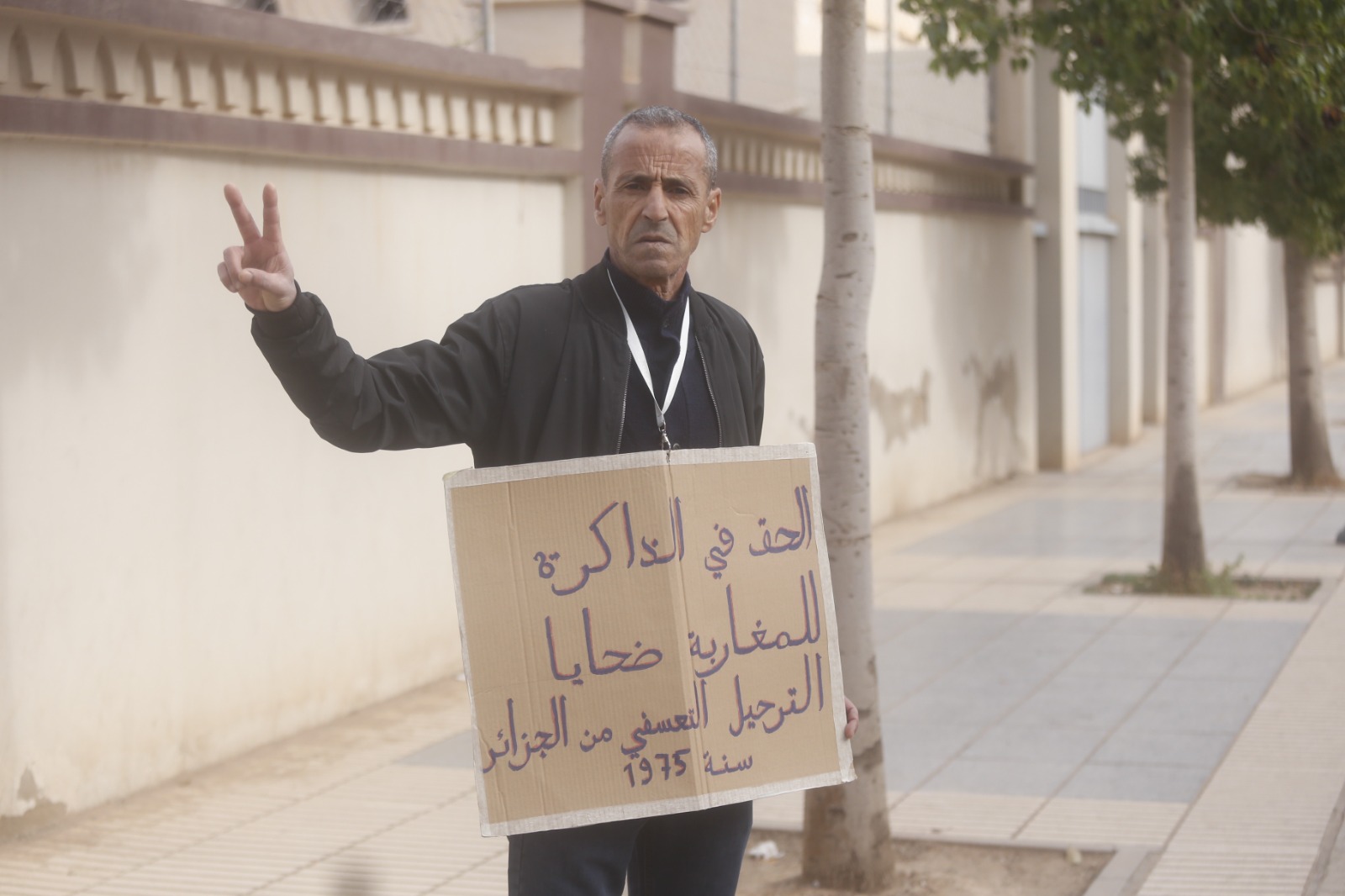 في الذكرى الـ48.. مغربي يحتج أمام قنصلية الجزائر دفاعا عن حقوق مغاربة “المسيرة الكحلة”