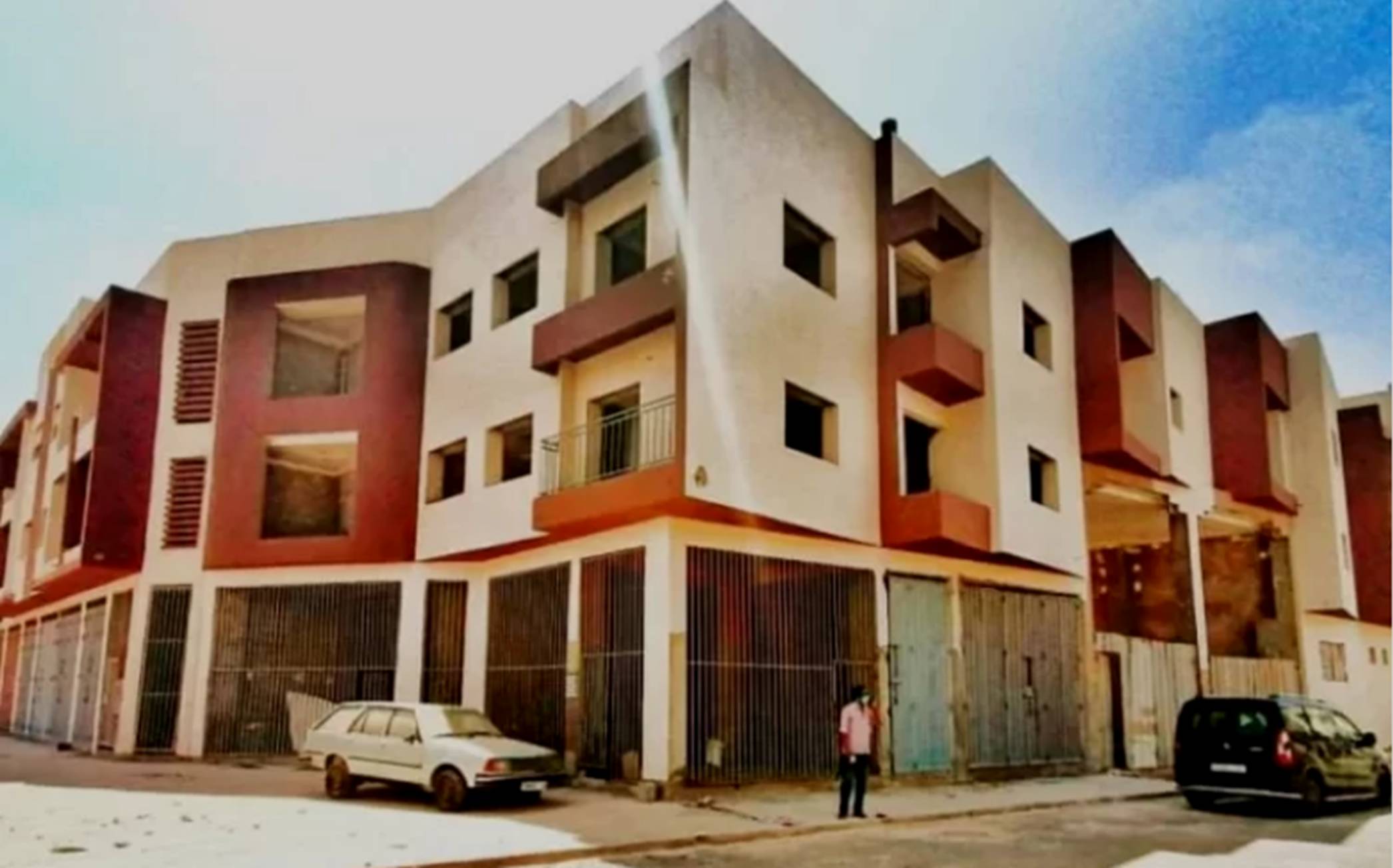 دار الموظف بإنزكان في المزاد العلني بمليارين ونصف ومصير مجهول ينتظر المستفيدين