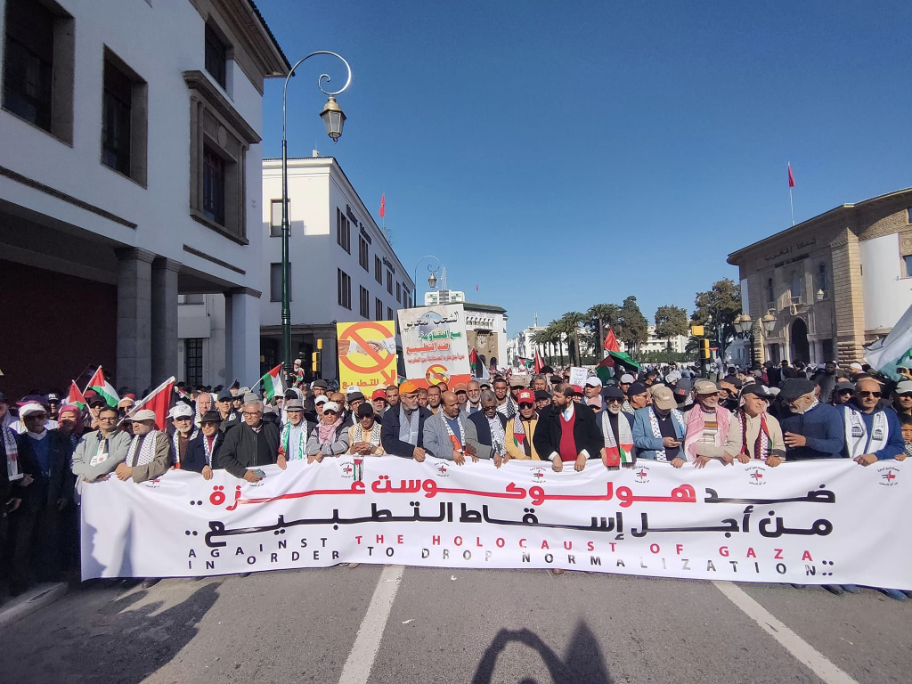 آلاف المغاربة بمسيرة مناصرة للشعب الفلسطيني بالرباط وحملة توقيعات لطرد مكتب الاتصال الإسرائيلي