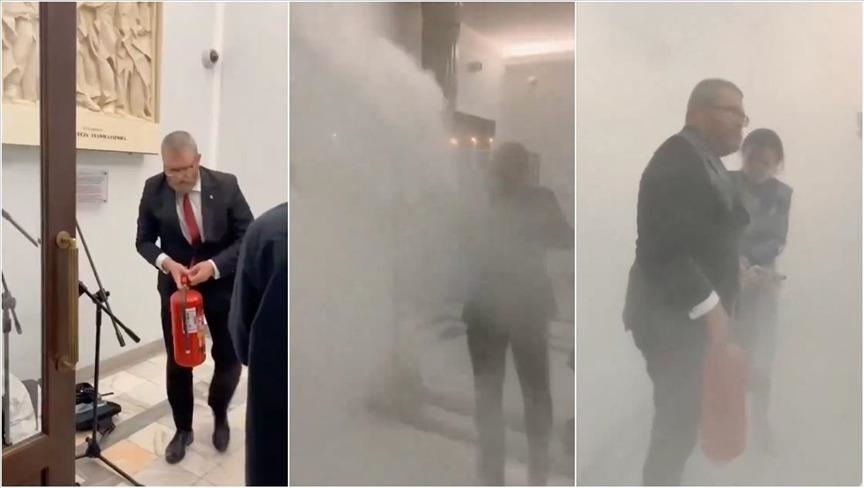 نائب بولندي يميني يطفئ شموع “حانوكا” بمطفأة حريق