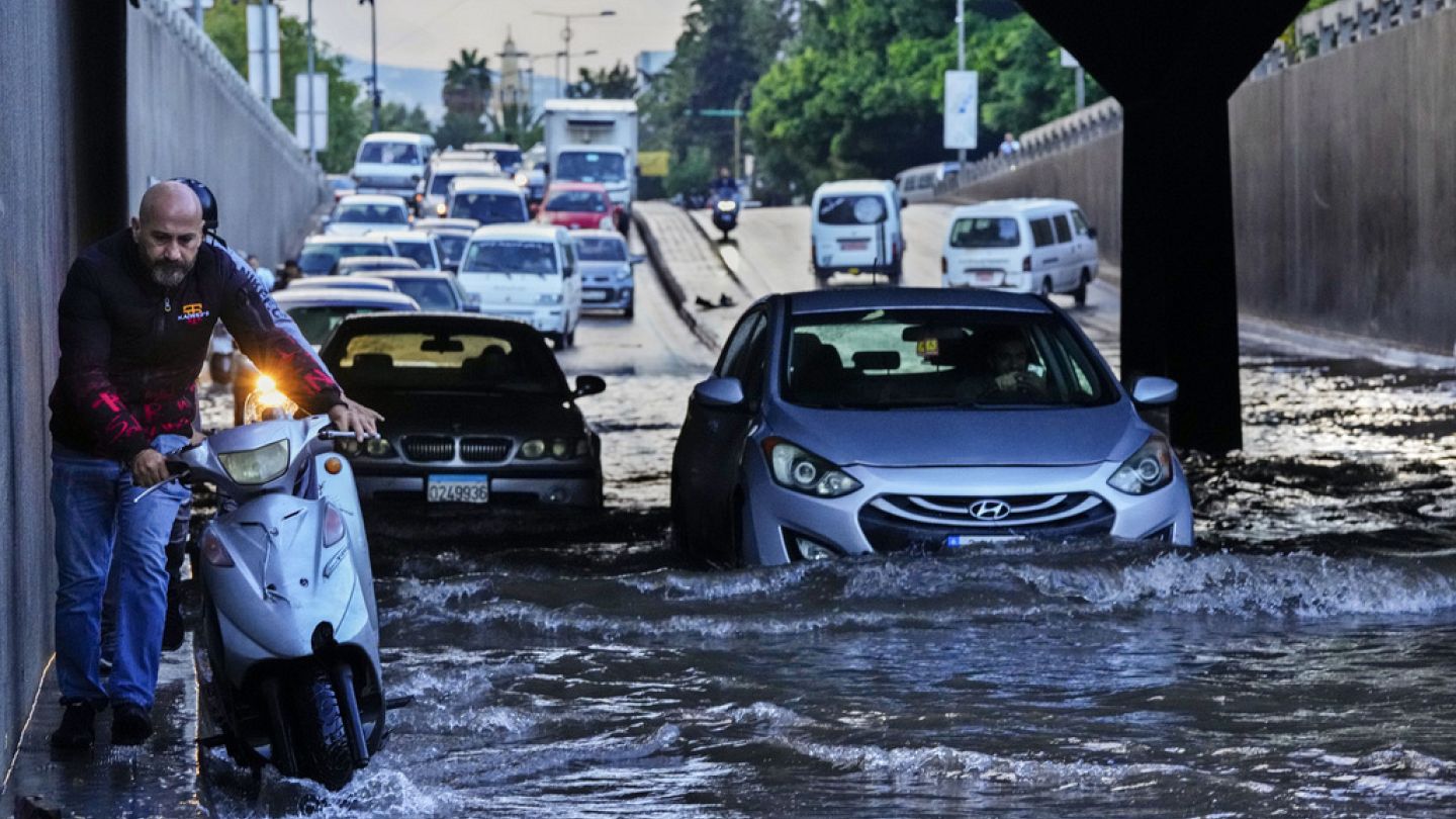 فيضانات تغمر عشرات السيارات في بيروت